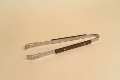 Щипцы для мяса 33см с дер.ручками Щипцы для мяса 33см с дер.ручками