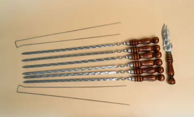 Комплект шампуров в чехле №4 (6 шампуров с дер. ручкой+нож+ 2шт вилка прут.+вилка+кочерга) Комплект шампуров в чехле №4 (6 шампуров с дер. ручкой+нож+ 2шт вилка прут.+вилка+кочерга)