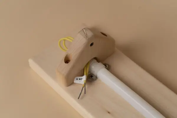 Светильник Woodson FIJI Line угловой со светодиодной лентой, Липа (24V) Светильник Woodson FIJI Line угловой со светодиодной лентой, Липа (24V)