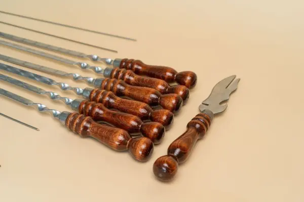 Комплект шампуров в чехле №4 (6 шампуров с дер. ручкой+нож+ 2шт вилка прут.+вилка+кочерга) Комплект шампуров в чехле №4 (6 шампуров с дер. ручкой+нож+ 2шт вилка прут.+вилка+кочерга)